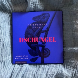 Hörbuch "Dschungel' von Friedemann Karig mit einem Chamäleon auf dem knallblauen Cover